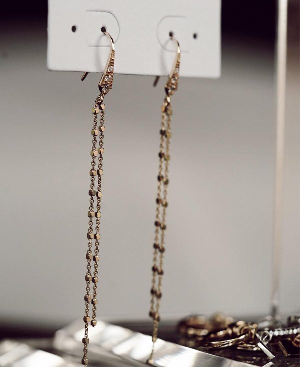 זוג עגילי אמור קצרים מורכבים ממתלה מצופה זהב משובץ זירקונים ושרשרת כסף 925 מצופה זהב .